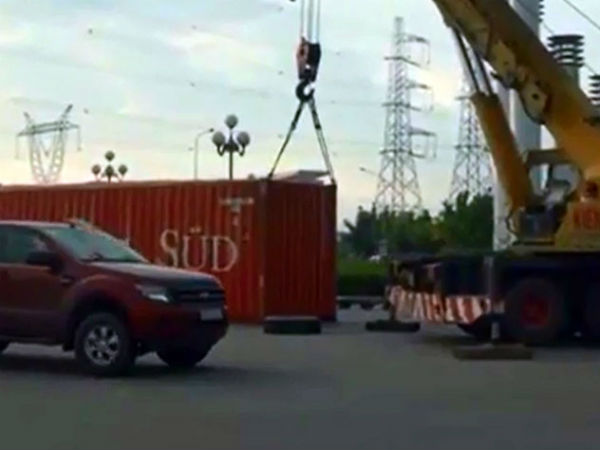 Xe đầu kéo đang chạy bất ngờ rơi thùng container, nhiều người may mắn thoát nạn