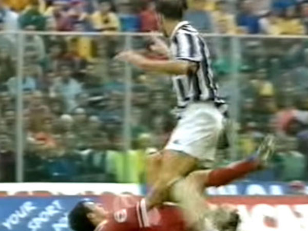 Zidane từng bị đuổi khi đối đầu Allegri thời khoác áo Juventus