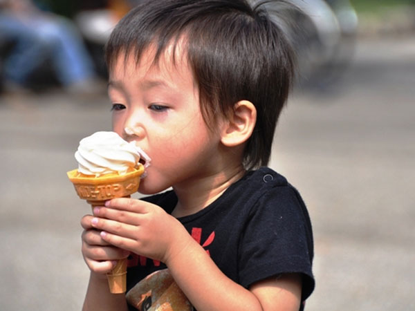 Bà nuông chiều cho cháu 2 tuổi ăn kem mỗi ngày, bố mẹ bàng hoàng khi đưa con đi khám