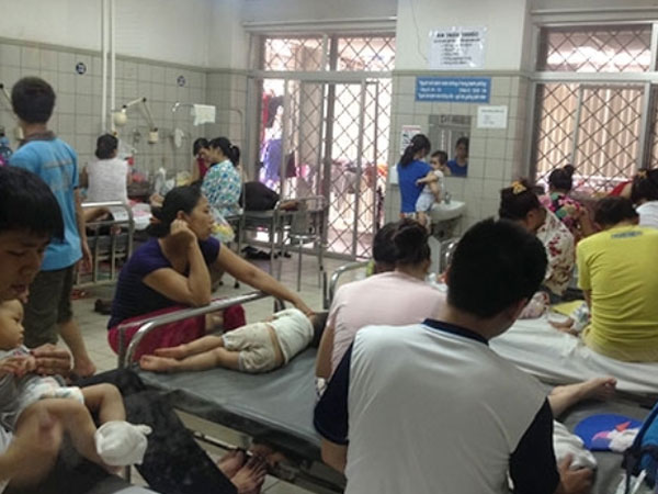 Bệnh viện đông đúc, ngột ngạt ngày nắng nóng kỷ lục trên 41 độ C ở Hà Nội