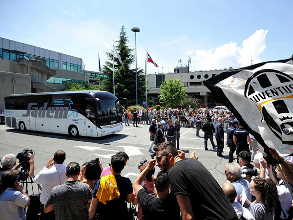 Fan Juventus chào đón dàn cầu thủ trở về Turin