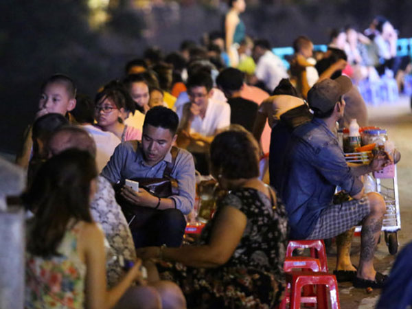Hà Nội nắng nóng 41 độ, giải khát cháy hàng, mở cửa đến khuya