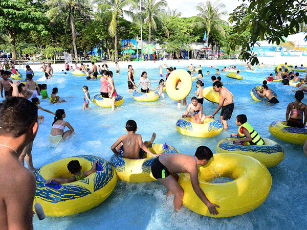 Người Hà Nội đổ đến hồ bơi giải nhiệt
