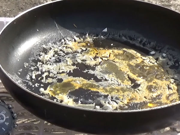 Video: Rán trứng không cần lửa dưới trời nắng nóng Hà Nội
