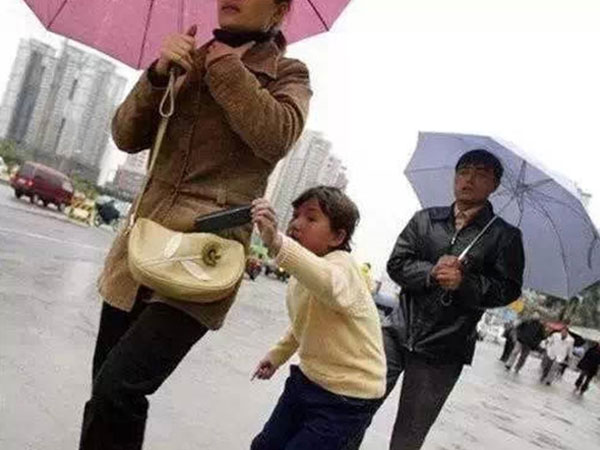 Bé gái 8 tuổi bị bố mẹ cho người đồng hương "mượn" để hành nghề trộm cắp