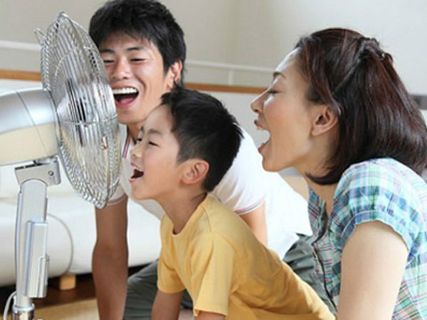 Bố mẹ tuyệt đối không làm những điều này khi trẻ vừa đi ngoài nắng về
