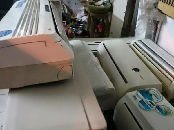 Điều hòa cũ giá 2-3 triệu đồng một cái đắt khách như "tôm tươi"