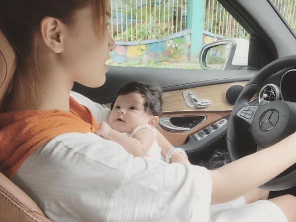 Hải Băng gây tranh cãi khi vừa bế con nhỏ vừa vô tư lái xe