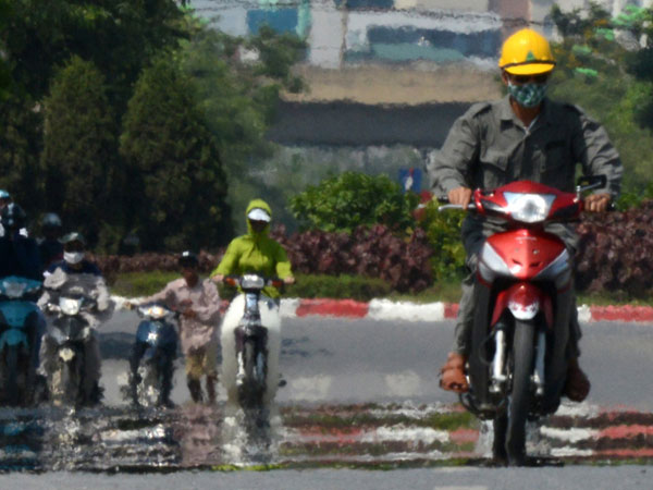 Hình ảnh nắng nóng chưa từng thấy hơn 40 năm qua ở Hà Nội
