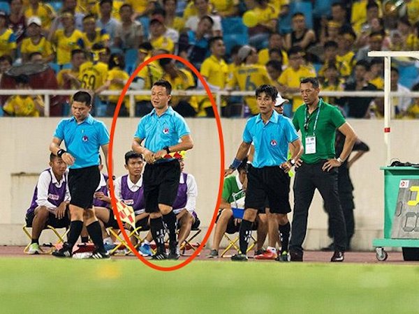 Hy hữu: Hà Nội nắng nóng kỷ lục, trọng tài bỏ dở trận đấu