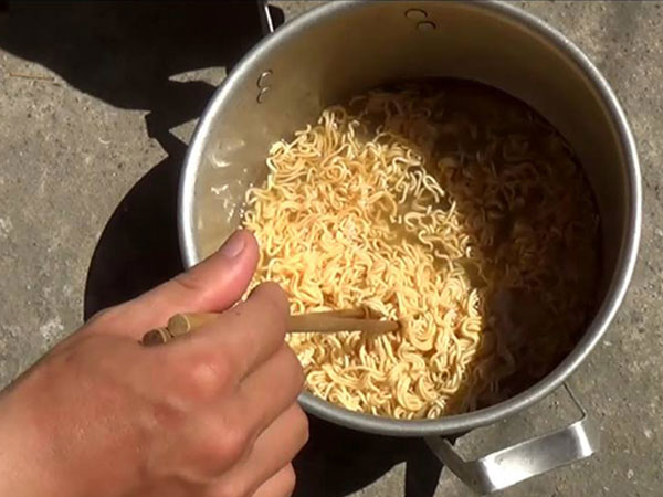 Nắng nóng đỉnh điểm, người Hà Nội không cần bếp vẫn chiên trứng, nấu mì