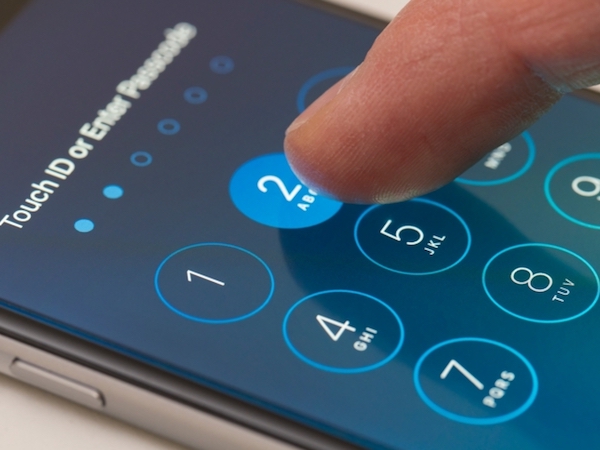 Ngồi tù 6 tháng vì không đưa mật khẩu iPhone cho cảnh sát