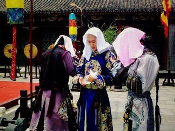 Sao phim cổ trang khốn khổ vì "nóng thế này mà vẫn phải mặc"