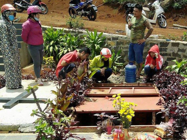 Thi thể bé gái 6 tháng tuổi trong bọc vải ven đường