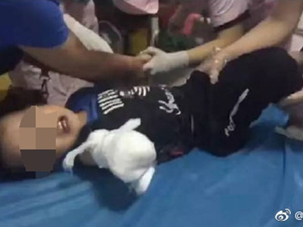 Vấp ngã khi đi ngược chiều, bé trai 4 tuổi bị thang cuốn nghiến đứt lìa cánh tay