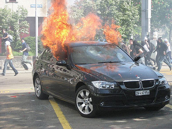 BMW 328i bị cháy vì lỗi hệ thống điện