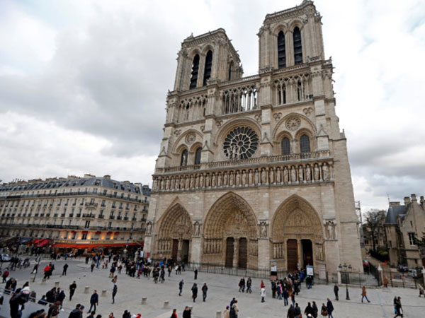 Nổ súng ở khu vực Nhà thờ Đức Bà Paris