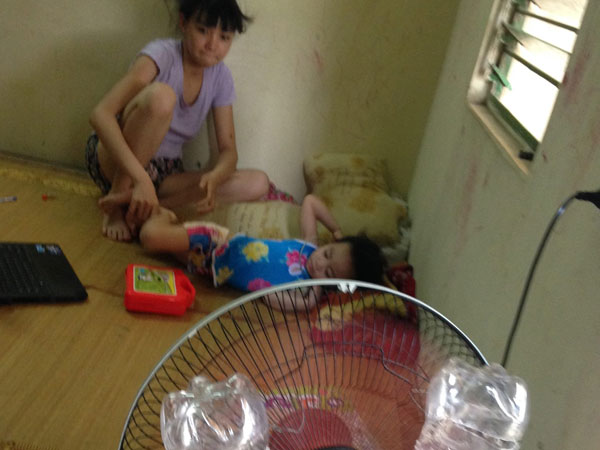 Công nhân vật vã trong phòng trọ 10m2 trong đợt nắng nóng