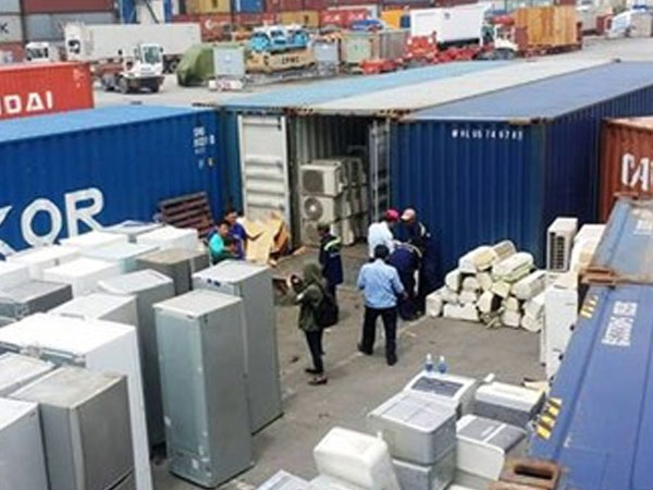 Container hàng điện tử nhập lậu ngụy trang rổ nhựa