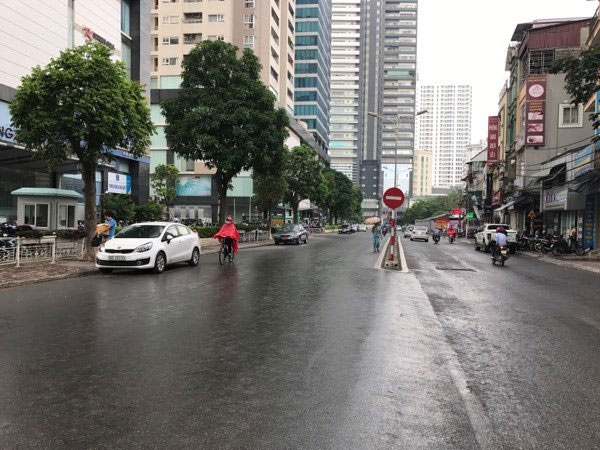 Cuối cùng thủ đô Hà Nội đã có mưa sau những ngày vật vã vì nắng nóng