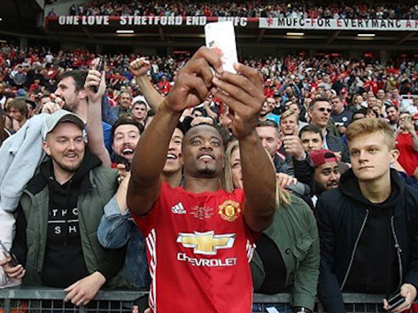 Evra chưa muốn giải nghệ vì phải nuôi 24 miệng ăn