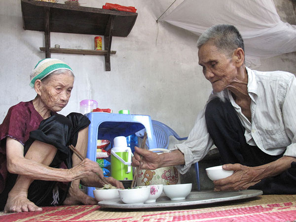 Ông điếc bà mù mỗi bữa ăn chỉ 5.000 đồng vẫn yêu thương, chiều chuộng nhau