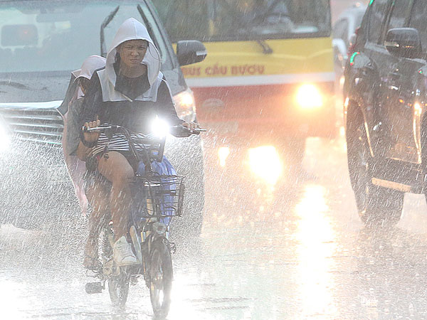 Trận "mưa vàng" chấm dứt nắng nóng ở Hà Nội