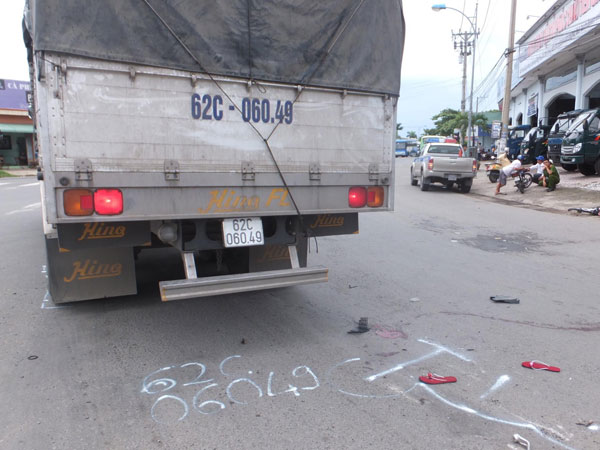 Bé gái 16 tuổi mang thai 7 tháng bị xe tải cán tử vong