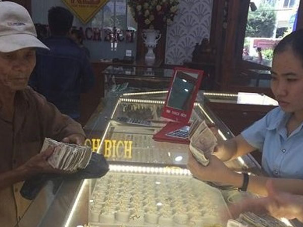 Cha nghèo mang cọc tiền lẻ đi mua vàng làm của hồi môn cho con gái