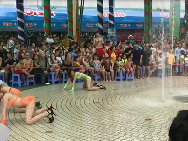 Công viên Đầm Sen xin lỗi sau vụ vũ công mặc sexy nhảy phản cảm