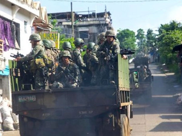 Dân đói lả kể về nỗi khiếp sợ ở Marawi