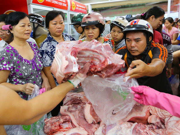 Dân Sài Gòn xếp hàng mua thịt heo 35.000 đồng