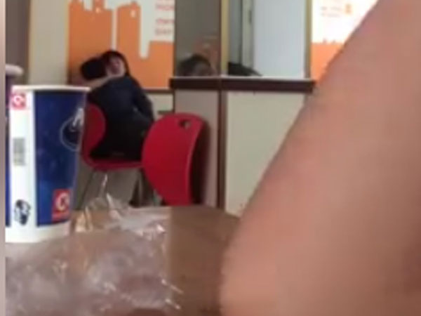 Đôi trẻ thản nhiên "hành sự" ngay tại cửa hàng tiện lợi ở Hà Nội giữa đông người
