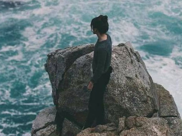 Hạnh phúc xếp vali về ăn cưới chị họ, cô gái ngơ ngác khi chú rể chính là người yêu mình
