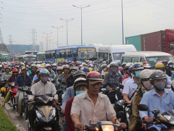 Kẹt xe kinh hoàng từ đêm qua đến chiều nay