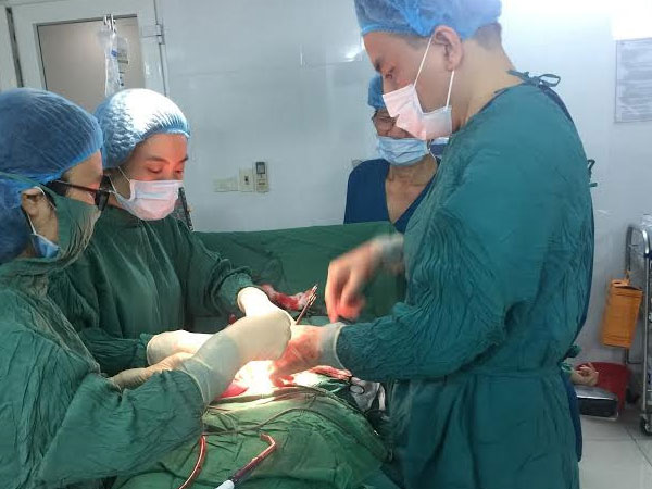 Người phụ nữ phải cắt toàn bộ tử cung vì khối u xơ nặng 8 kg