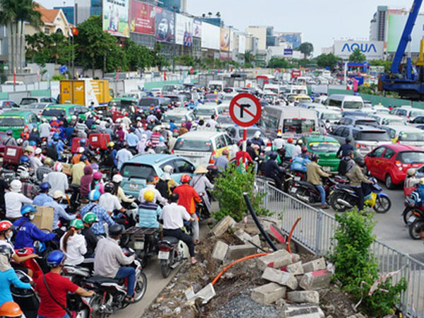 TPHCM: “Vỡ trận” xe hợp đồng, giao thông ngày càng hỗn loạn!