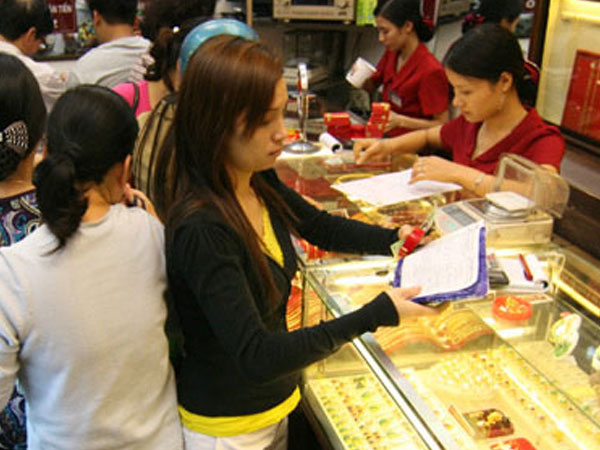 Vàng "quay đầu" giảm giá