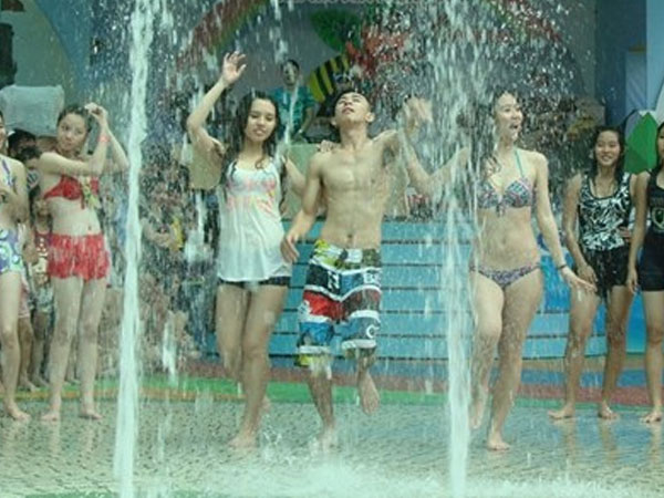 Vũ công múa sexy trước nhiều em nhỏ: Đầm Sen là Đầm Sen nào?