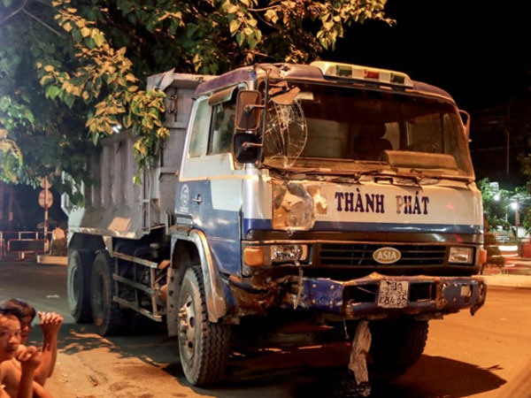 Xe ben đâm văng nhân viên gác chắn tàu hỏa