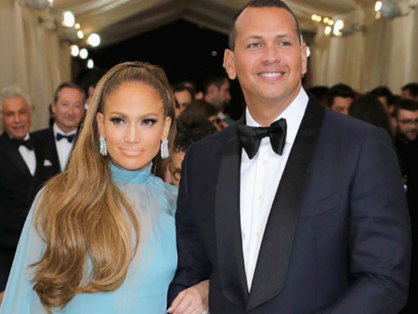 Bạn trai Jennifer Lopez bị tố là "kẻ trăng hoa, tình dục bệnh hoạn"