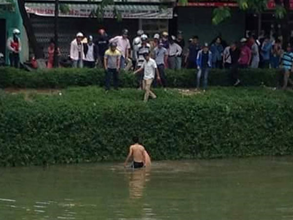 Cảnh sát lao xuống sông vây bắt thanh niên bán ma túy đá