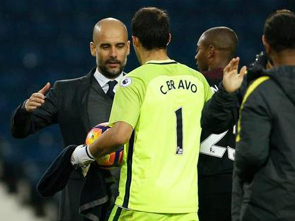 CĐV Man City muốn Pep Guardiola bán Claudio Bravo