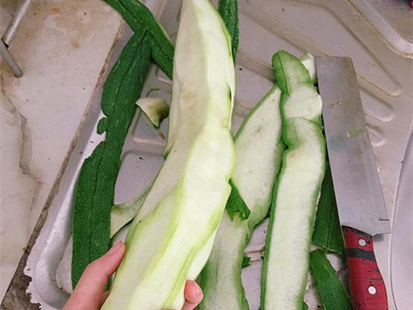 Chê khéo chị dâu "đảm" gọt mướp trơ ruột, em chồng nhận "kết đắng"