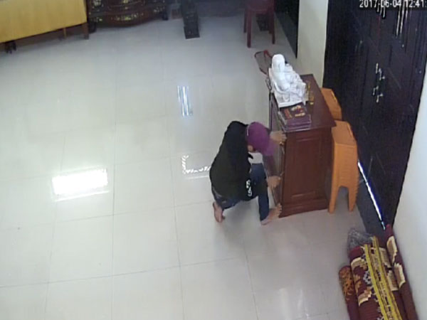 Clip: Nam thanh niên cạy thùng công đức trong chùa ở Quảng Nam để trộm tiền