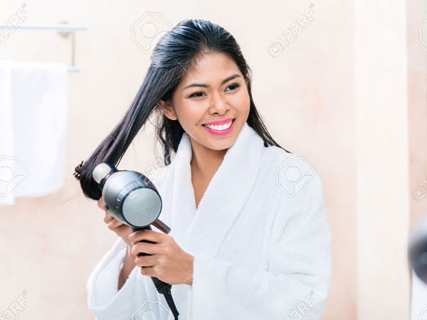 Hầu hết các cô gái đều sấy tóc sai cách mà không hề biết