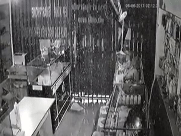Kẻ trộm đu dây như xiếc vào cửa hàng điện thoại