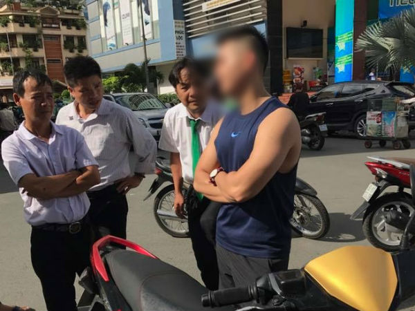 Mặc tài xế taxi năn nỉ chỉ còn 200k trong túi, "soái ca" Sài Gòn kiên quyết đòi 400k bồi thường sau va chạm