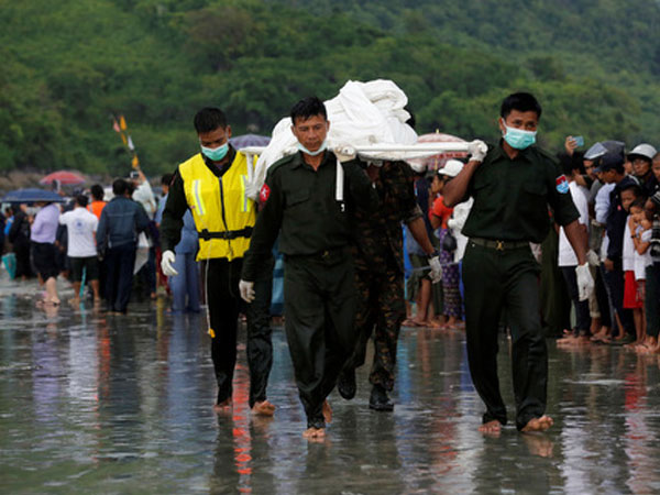Myanmar tìm thấy 29 thi thể nạn nhân máy bay rơi