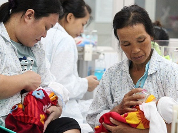 Người mẹ khóc suốt nửa tháng trời chỉ mong gặp hai con gái sinh non ở tháng thứ 6